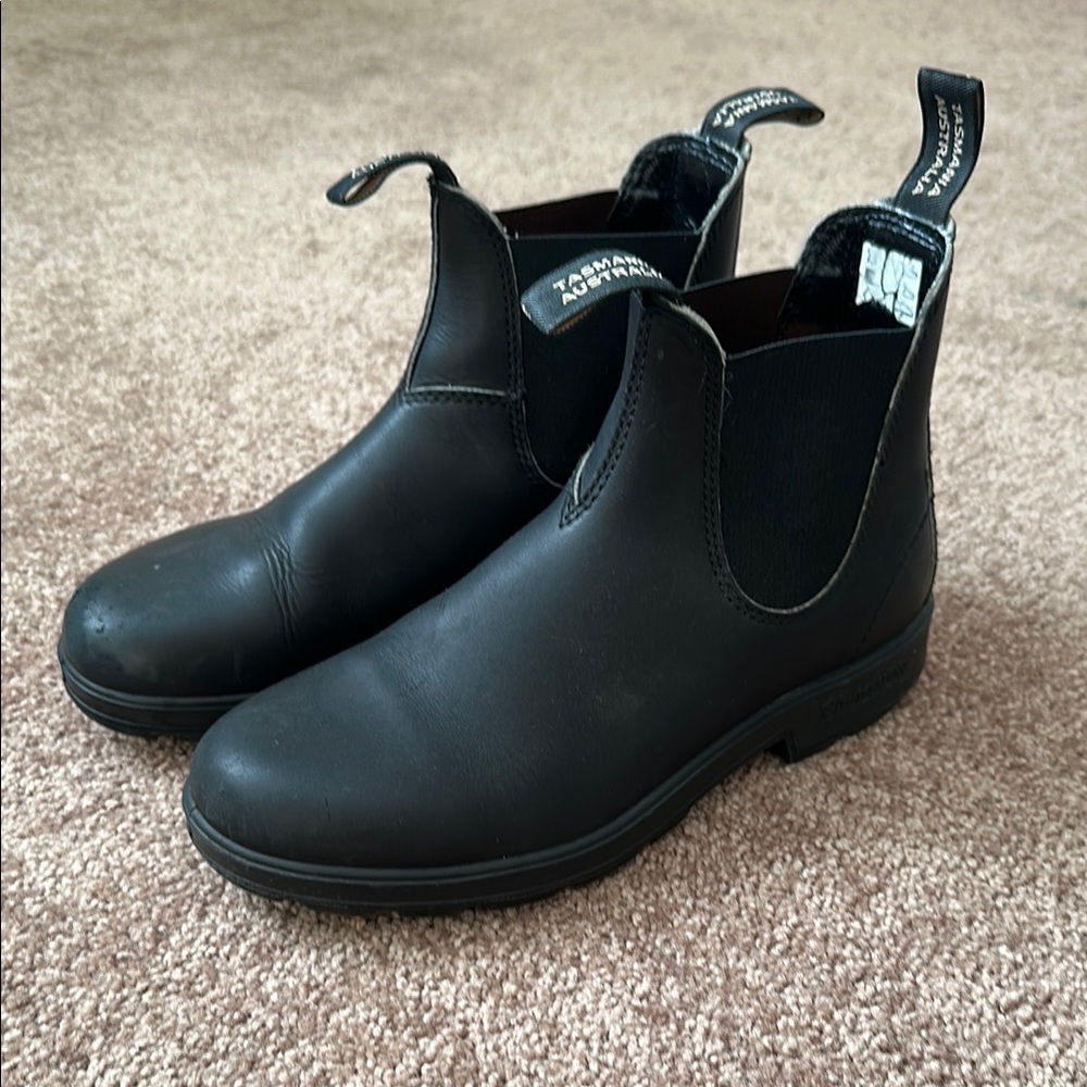 Blundstone Black Chelsea Boots with Durable Rubber Sole
